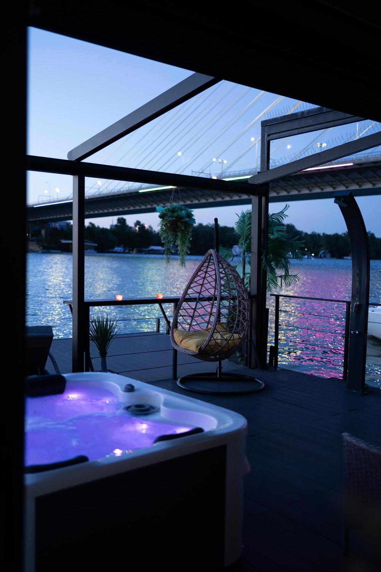 Ada Moment Splav- Kuca Na Reci Beograd- Floating House On Sava River ,베오그라드 외부 사진