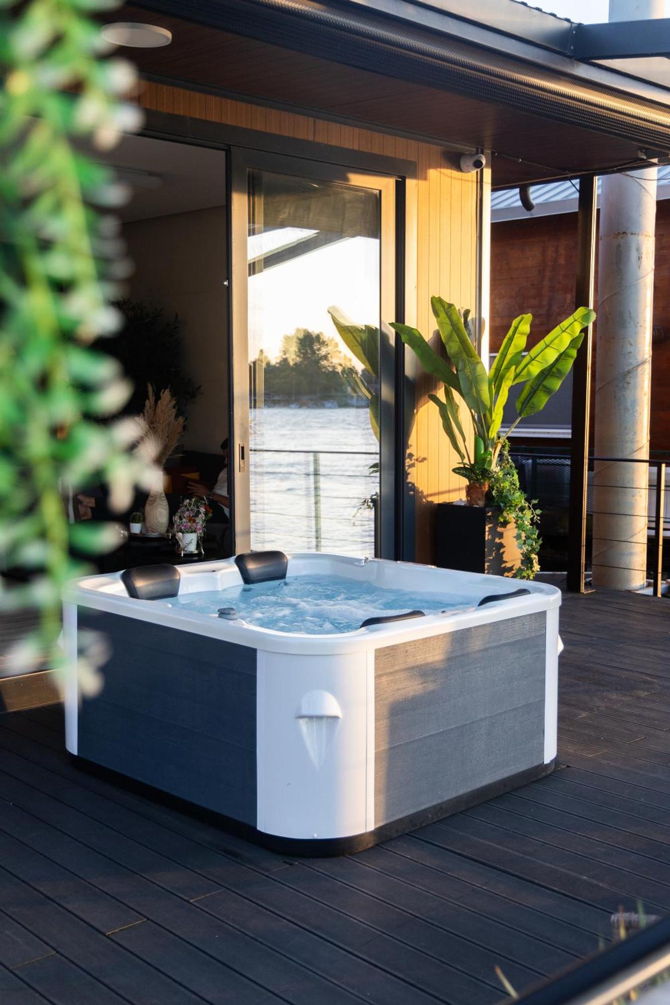 Ada Moment Splav- Kuca Na Reci Beograd- Floating House On Sava River ,베오그라드 외부 사진